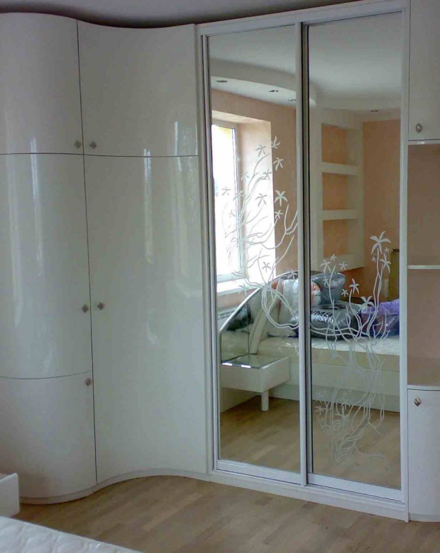 Радиусный шкаф-купе в спальню с зеркальным фасадом, R18