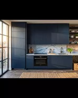 Прямая кухня в стиле лофт с открытыми деревянными полками