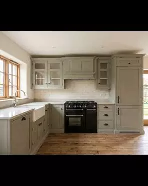 Угловая кухня в серо-зелёном со стеклянными витринами